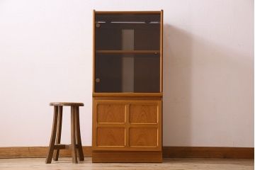 北欧家具　オーク材製　モダンなデザインのサイドキャビネット