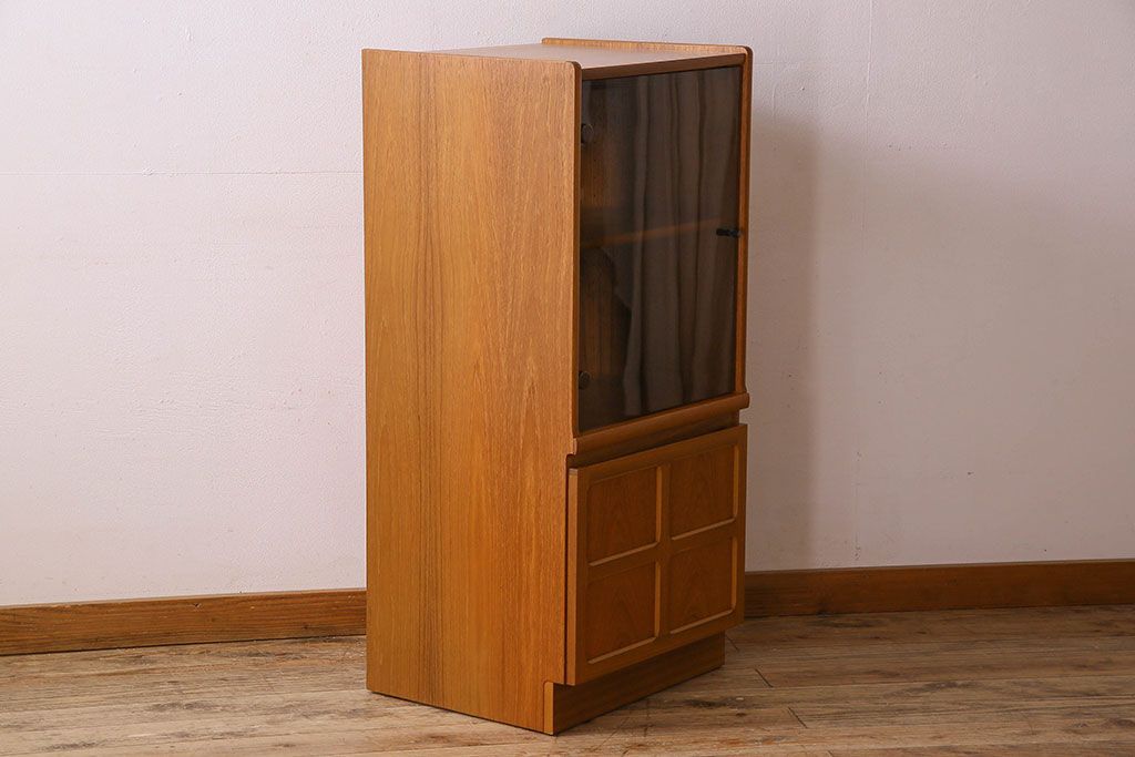 北欧家具　オーク材製　モダンなデザインのサイドキャビネット