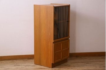 北欧家具　オーク材製　モダンなデザインのサイドキャビネット