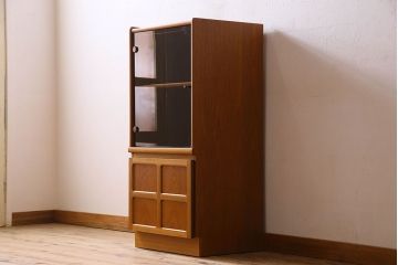 北欧家具　オーク材製　モダンなデザインのサイドキャビネット