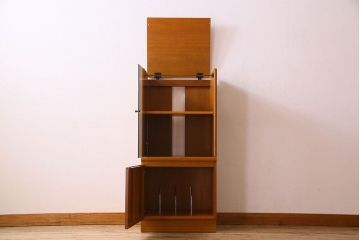 北欧家具　オーク材製　モダンなデザインのサイドキャビネット