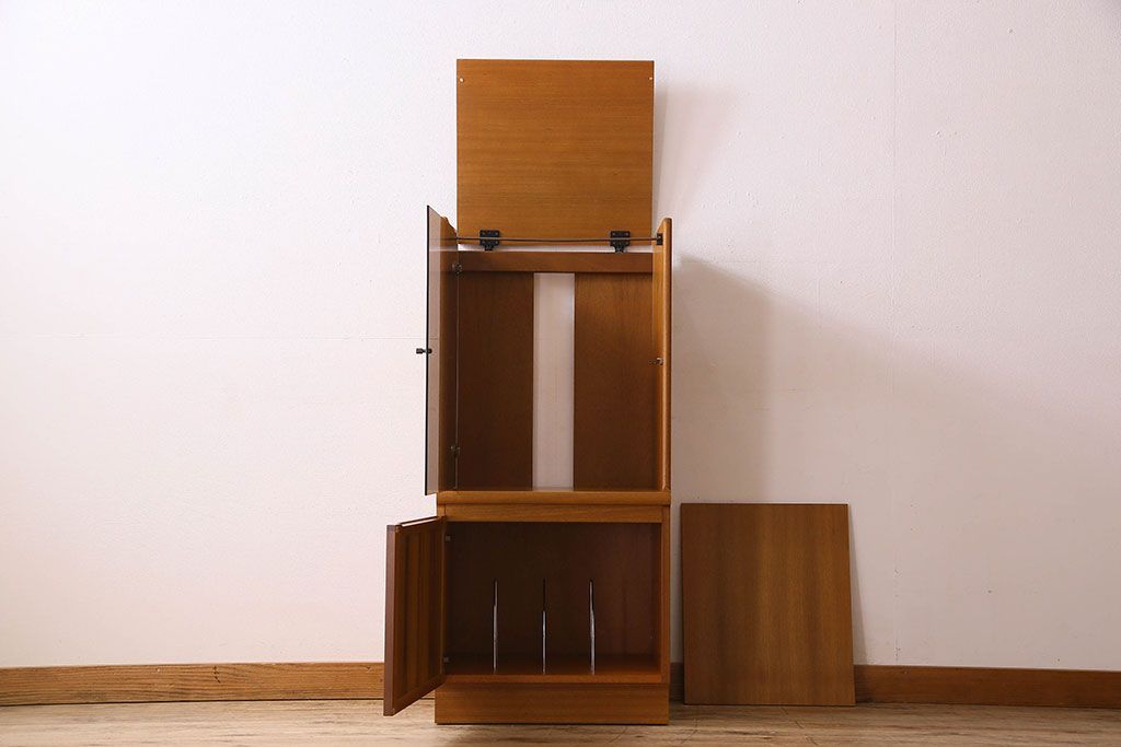 北欧家具　オーク材製　モダンなデザインのサイドキャビネット