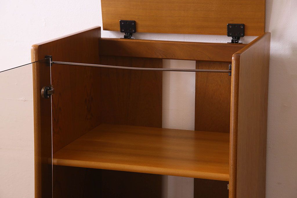 北欧家具　オーク材製　モダンなデザインのサイドキャビネット