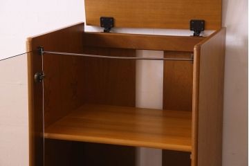 北欧家具　オーク材製　モダンなデザインのサイドキャビネット