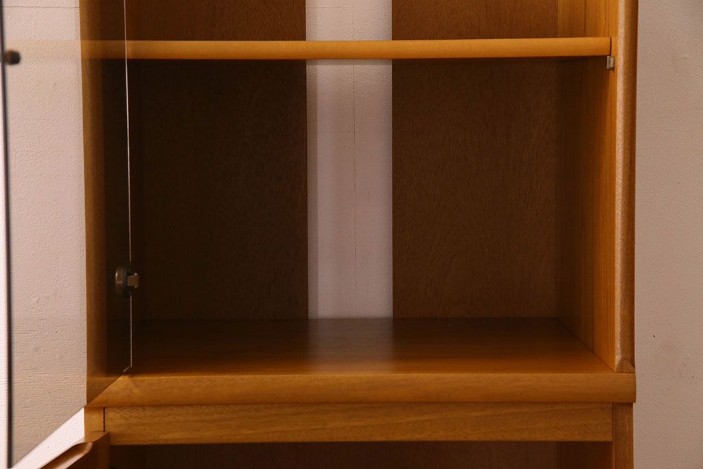 北欧家具　オーク材製　モダンなデザインのサイドキャビネット