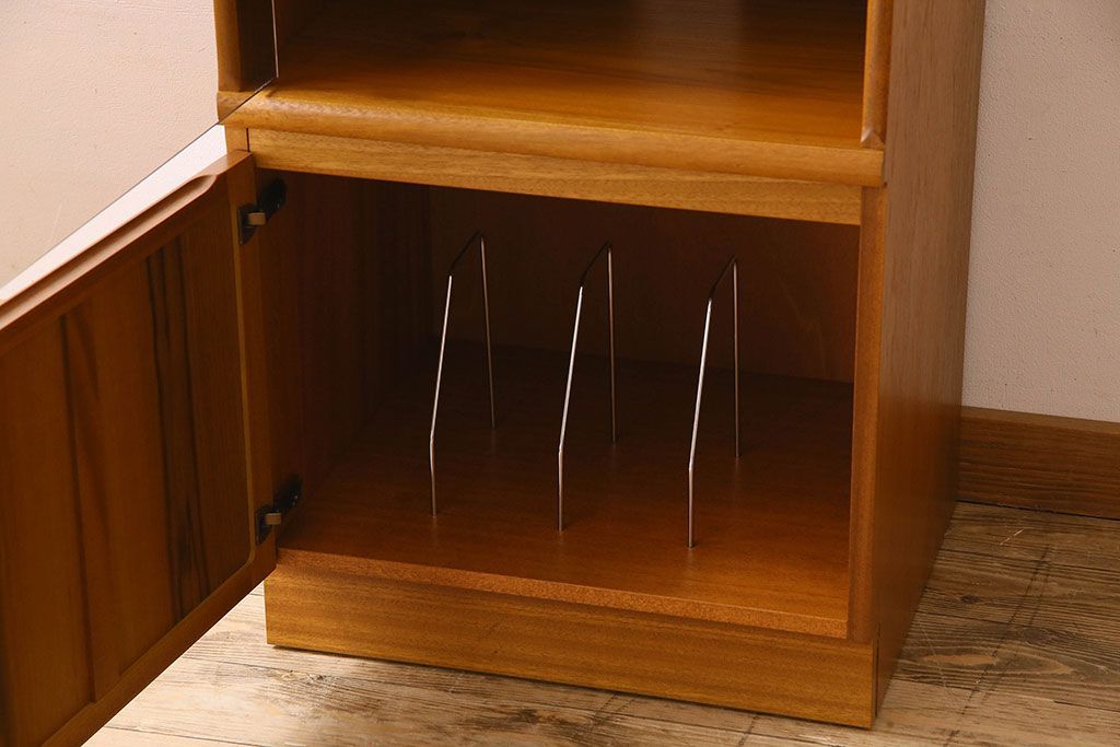 北欧家具　オーク材製　モダンなデザインのサイドキャビネット