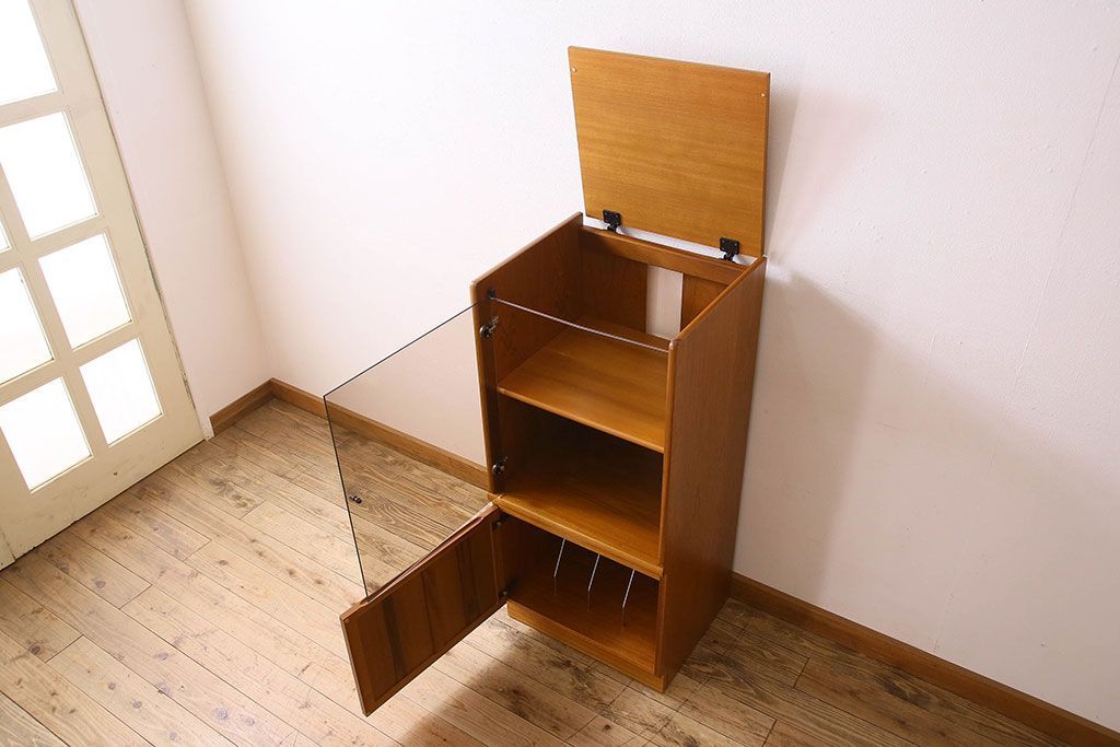 北欧家具　オーク材製　モダンなデザインのサイドキャビネット