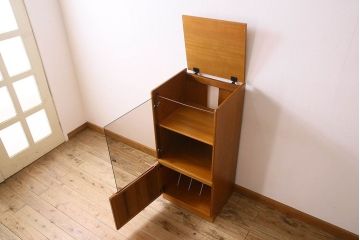 北欧家具　オーク材製　モダンなデザインのサイドキャビネット