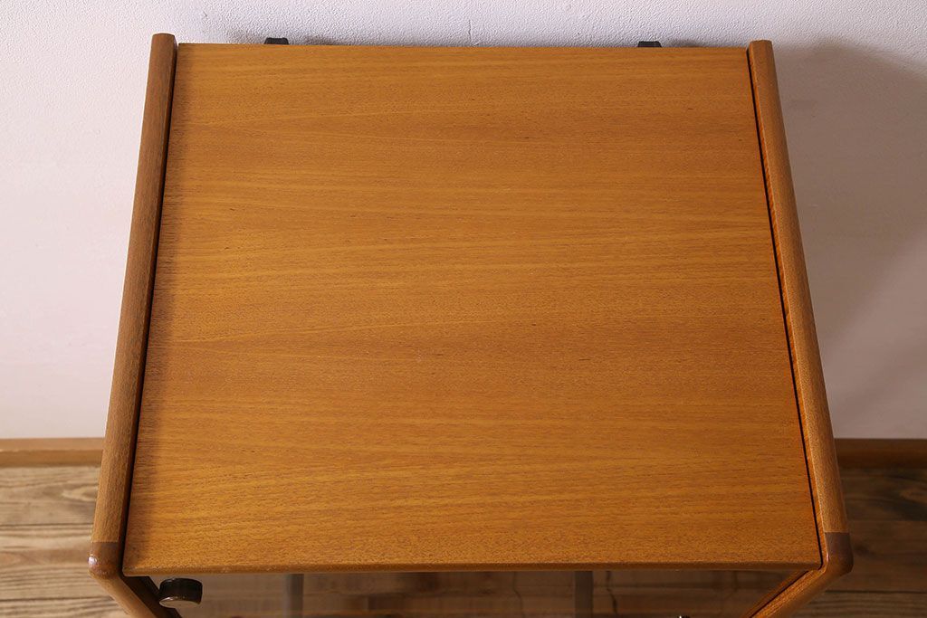 北欧家具　オーク材製　モダンなデザインのサイドキャビネット