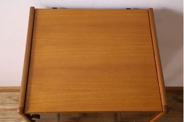 北欧家具　オーク材製　モダンなデザインのサイドキャビネット