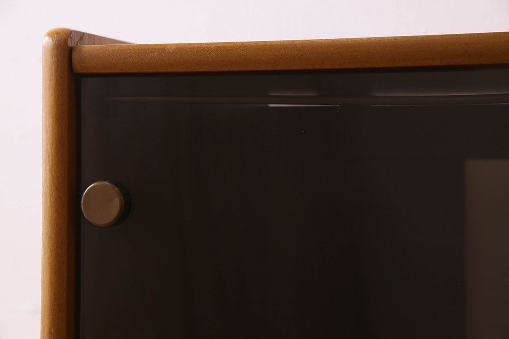 北欧家具　オーク材製　モダンなデザインのサイドキャビネット