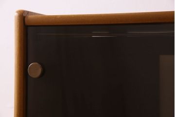 北欧家具　オーク材製　モダンなデザインのサイドキャビネット