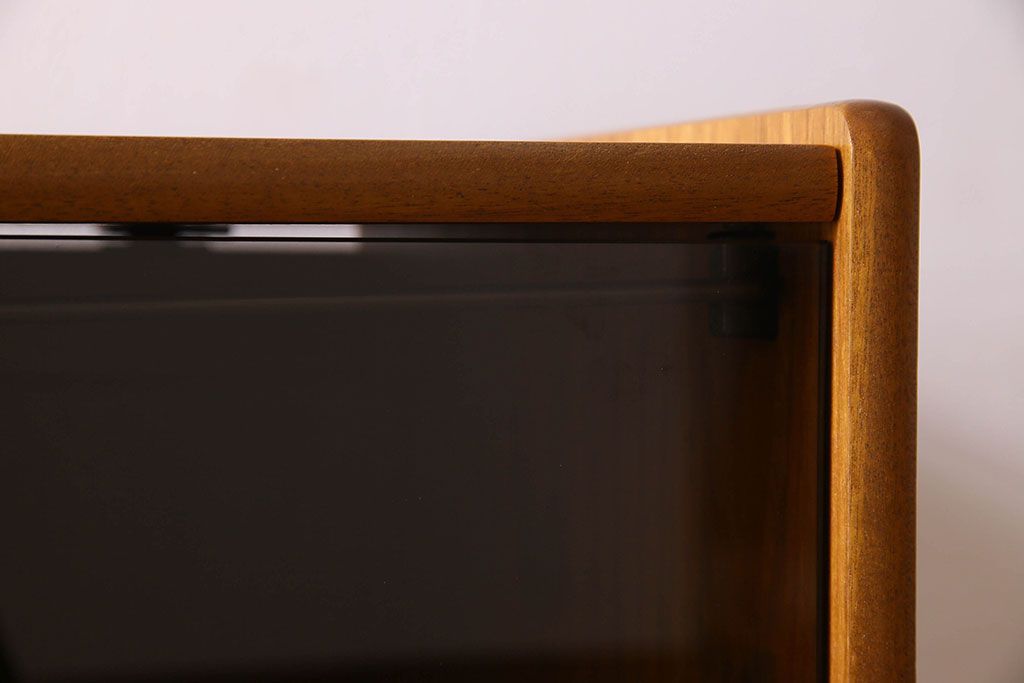 北欧家具　オーク材製　モダンなデザインのサイドキャビネット