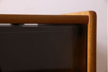 北欧家具　オーク材製　モダンなデザインのサイドキャビネット