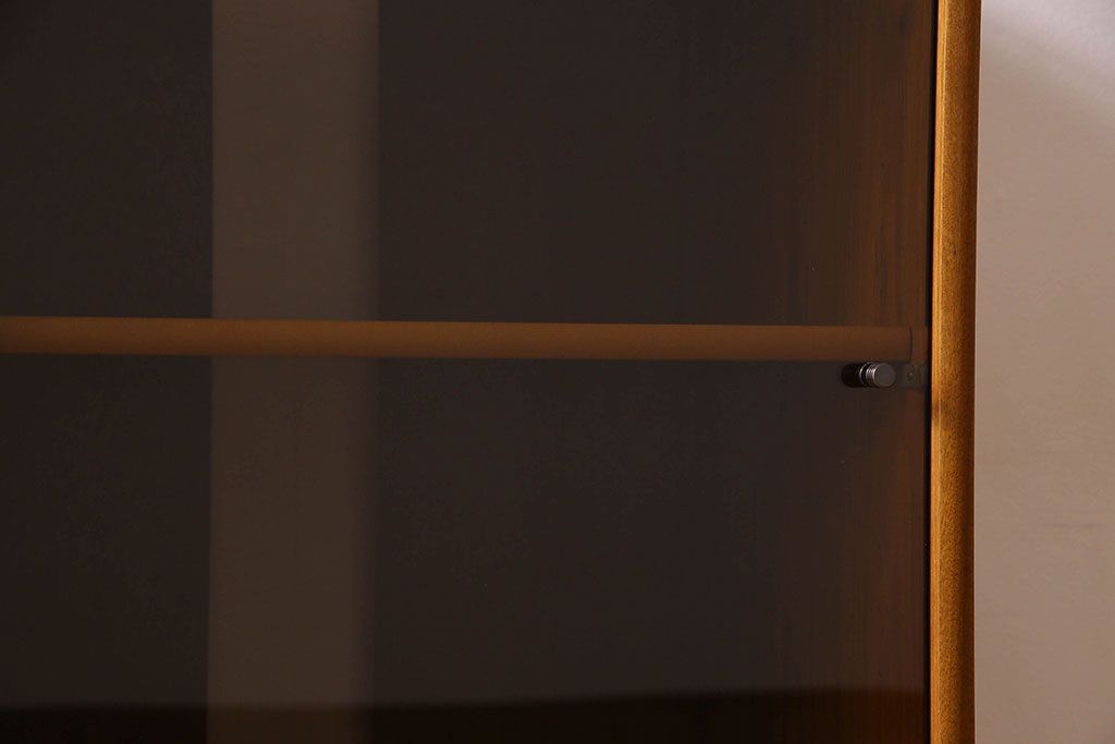 北欧家具　オーク材製　モダンなデザインのサイドキャビネット