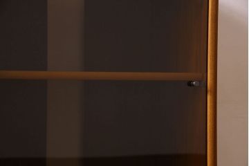 北欧家具　オーク材製　モダンなデザインのサイドキャビネット