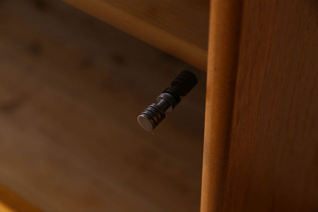 北欧家具　オーク材製　モダンなデザインのサイドキャビネット