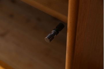 北欧家具　オーク材製　モダンなデザインのサイドキャビネット