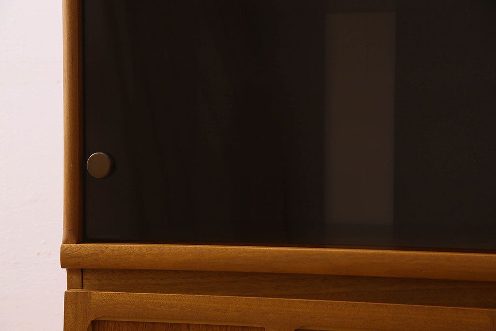 北欧家具　オーク材製　モダンなデザインのサイドキャビネット