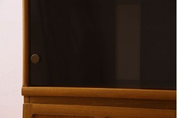 北欧家具　オーク材製　モダンなデザインのサイドキャビネット