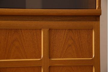 北欧家具　オーク材製　モダンなデザインのサイドキャビネット