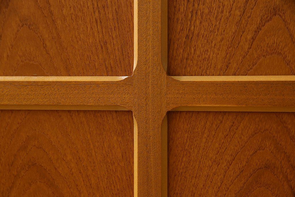 北欧家具　オーク材製　モダンなデザインのサイドキャビネット