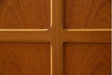 北欧家具　オーク材製　モダンなデザインのサイドキャビネット