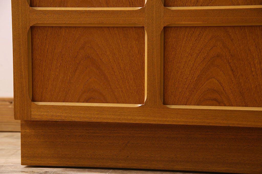 北欧家具　オーク材製　モダンなデザインのサイドキャビネット