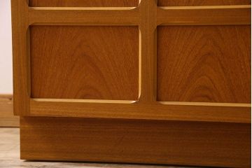 北欧家具　オーク材製　モダンなデザインのサイドキャビネット