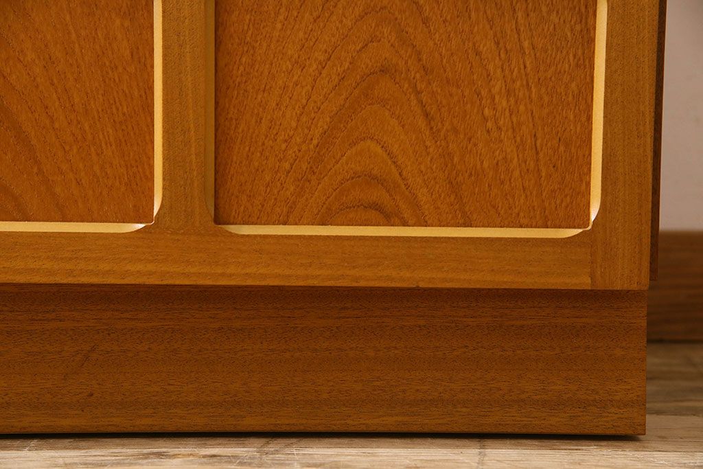 北欧家具　オーク材製　モダンなデザインのサイドキャビネット