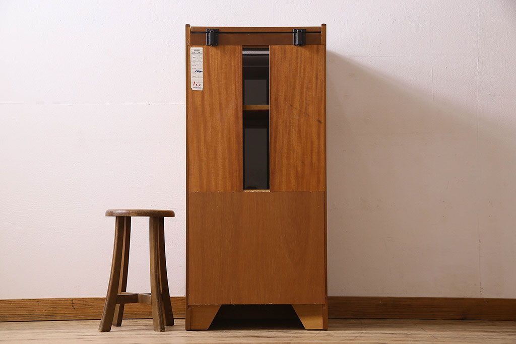 北欧家具　オーク材製　モダンなデザインのサイドキャビネット