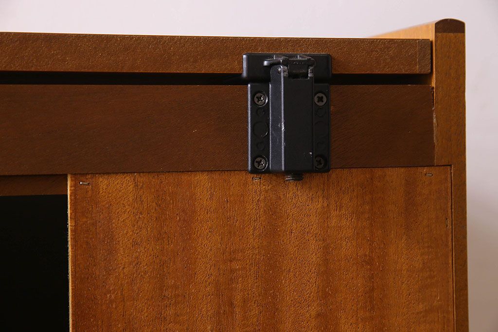 北欧家具　オーク材製　モダンなデザインのサイドキャビネット