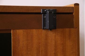 北欧家具　オーク材製　モダンなデザインのサイドキャビネット