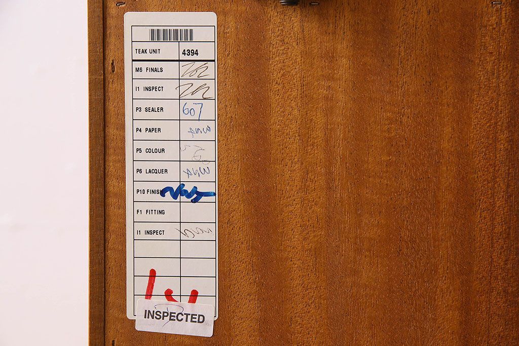 北欧家具　オーク材製　モダンなデザインのサイドキャビネット