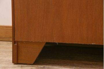 北欧家具　オーク材製　モダンなデザインのサイドキャビネット