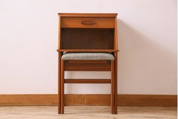 アンティーク雑貨　北欧家具　チーク材製　珍しいデザインのスツール付き電話台(サイドテーブル、花台)