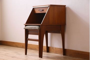 アンティーク雑貨　北欧家具　チーク材製　珍しいデザインのスツール付き電話台(サイドテーブル、花台)