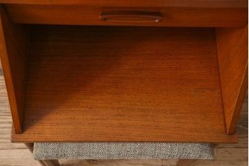 アンティーク雑貨　北欧家具　チーク材製　珍しいデザインのスツール付き電話台(サイドテーブル、花台)