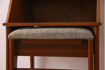 アンティーク雑貨　北欧家具　チーク材製　珍しいデザインのスツール付き電話台(サイドテーブル、花台)