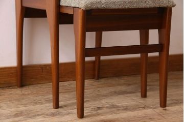 アンティーク雑貨　北欧家具　チーク材製　珍しいデザインのスツール付き電話台(サイドテーブル、花台)