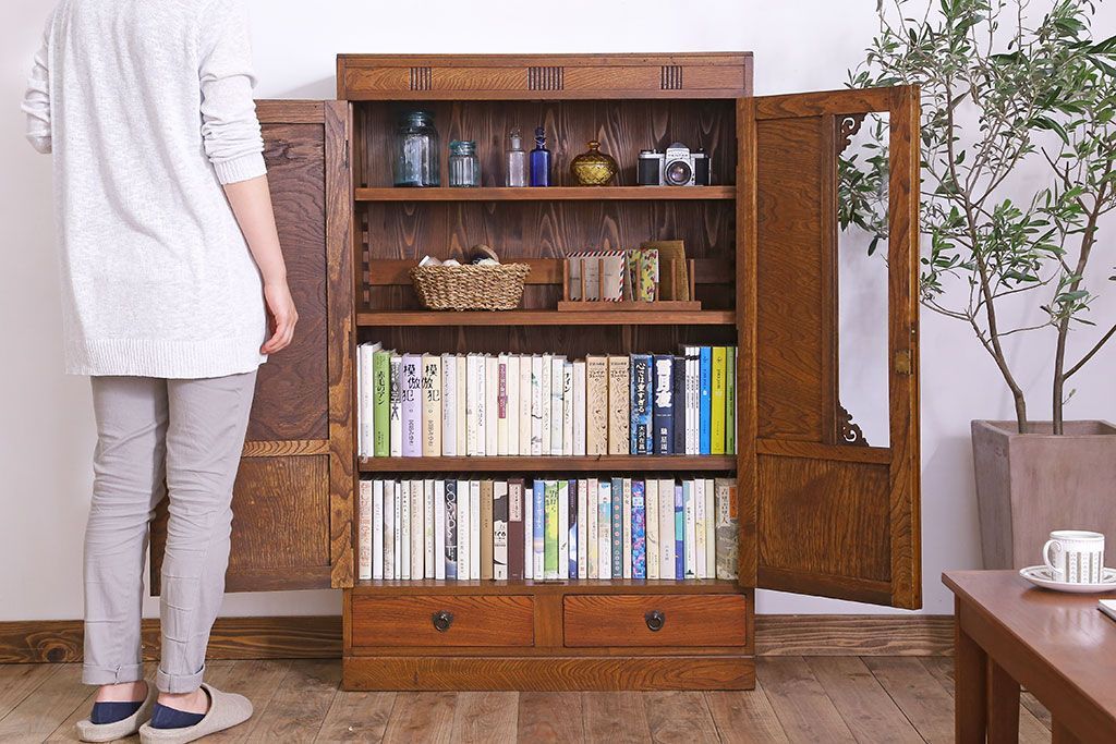 アンティーク家具　和製アンティーク　栓材製　扉のデザインがお洒落な本箱(ブックケース、収納棚、戸棚)