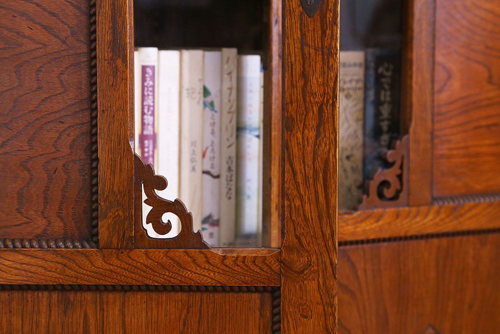 アンティーク家具　和製アンティーク　栓材製　扉のデザインがお洒落な本箱(ブックケース、収納棚、戸棚)