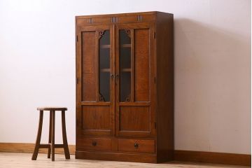 アンティーク家具　和製アンティーク　栓材製　扉のデザインがお洒落な本箱(ブックケース、収納棚、戸棚)