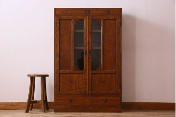 アンティーク家具　和製アンティーク　栓材製　扉のデザインがお洒落な本箱(ブックケース、収納棚、戸棚)