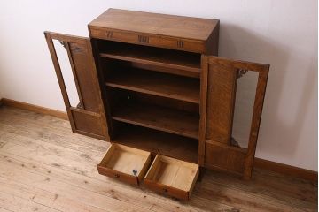 アンティーク家具　和製アンティーク　栓材製　扉のデザインがお洒落な本箱(ブックケース、収納棚、戸棚)