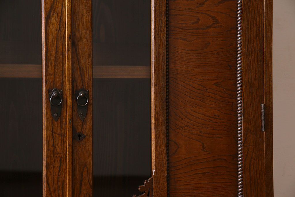 アンティーク家具　和製アンティーク　栓材製　扉のデザインがお洒落な本箱(ブックケース、収納棚、戸棚)