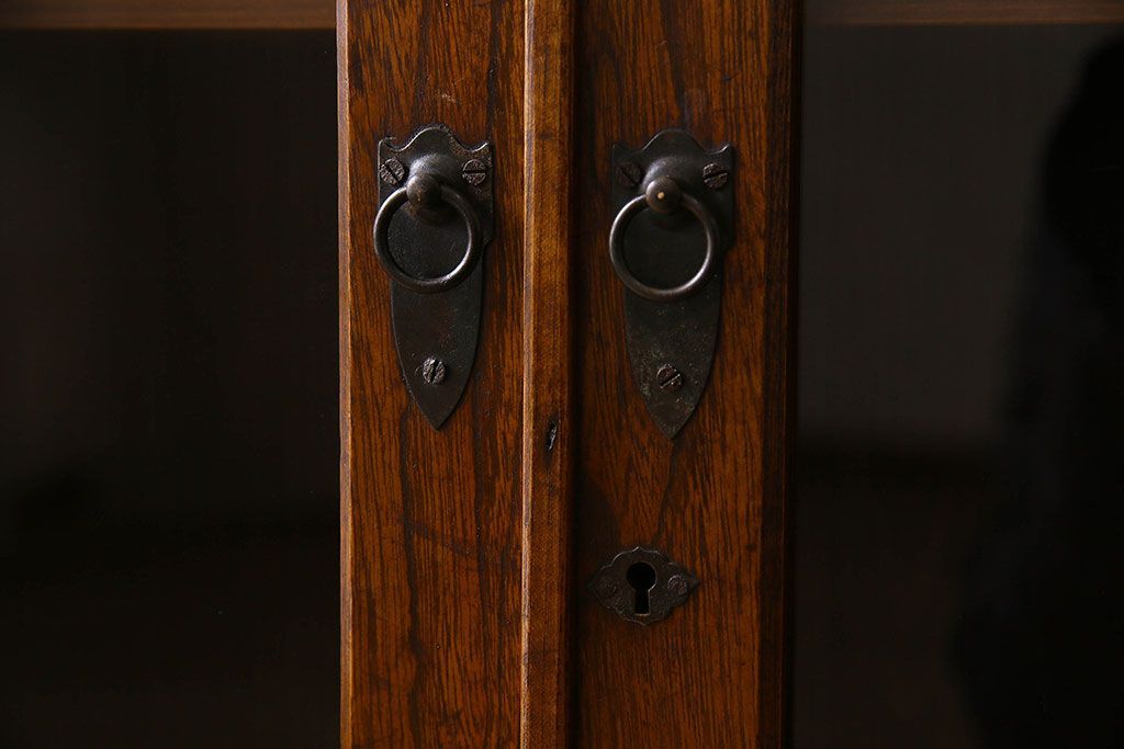 アンティーク家具　和製アンティーク　栓材製　扉のデザインがお洒落な本箱(ブックケース、収納棚、戸棚)