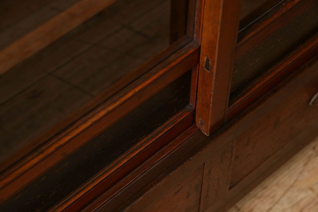 アンティーク家具　和製アンティーク　お洒落な結霜ガラス入りの収納棚(戸棚、食器棚)