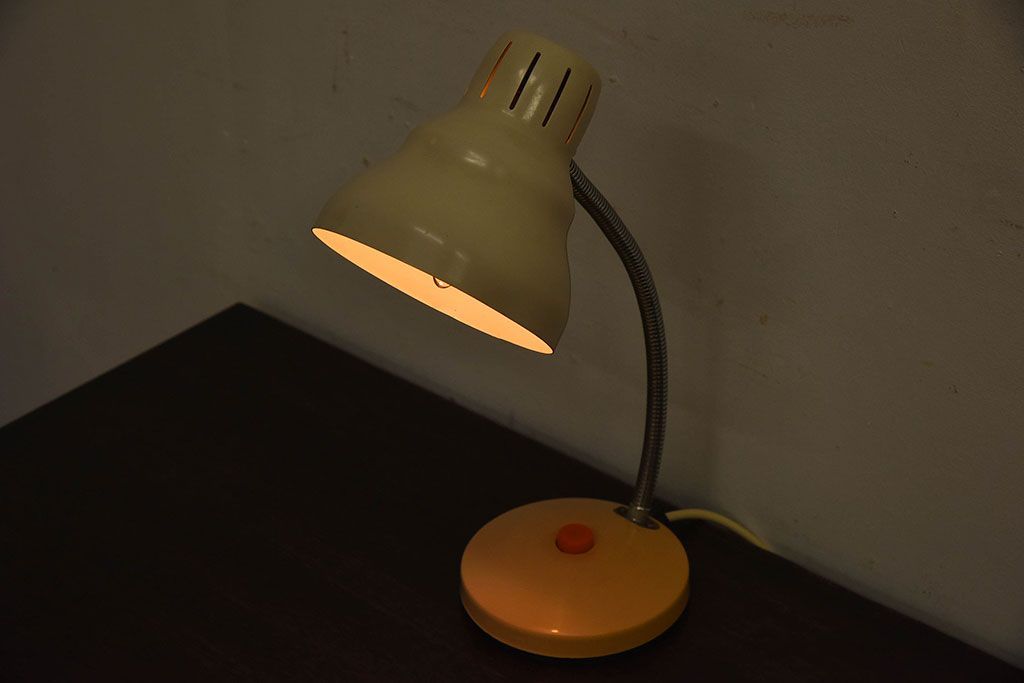 北欧雑貨　ポップなデザインのデスクスタンド(テーブルスタンド)(1)