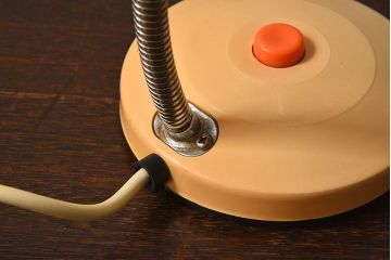 北欧雑貨　ポップなデザインのデスクスタンド(テーブルスタンド)(1)